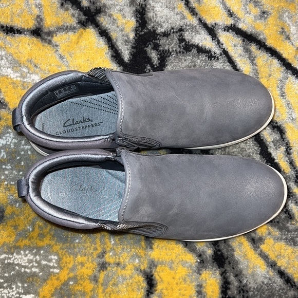 Clarks Women's Gray Ankle Faux Suede Size 9.5M - Picture 3 of 5